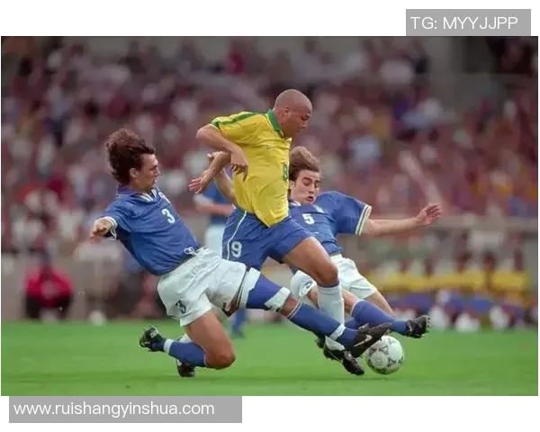 足球巨星背后的隐秘缺陷与挑战揭示了他们不为人知的脆弱与坚韧