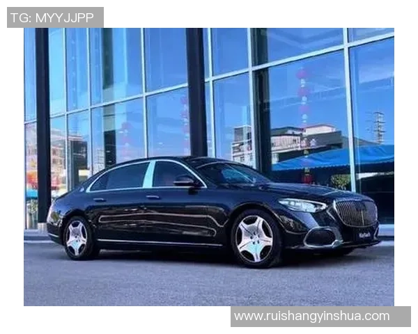 足球明星驾驭奢华迈巴赫展现风采与实力的完美结合