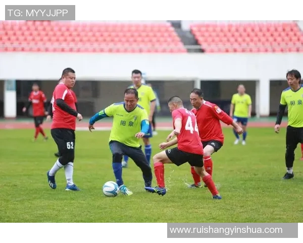 足球明星跨界挑战拳击训练展现全新运动魅力与拼搏精神 足球明星跨界挑战拳击训练展现全新运动魅力与拼搏精神